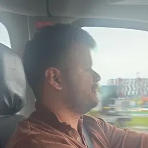 Carlos, del equipo de LundiWay, conduciendo la van del tour