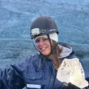 Jessika Cifuentes, guía local de LundiWay, en una cueva de hielo